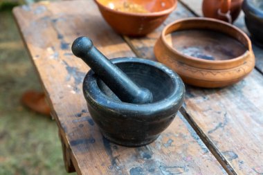 Baharat aromalı bitkiler için siyah taş havan topu.