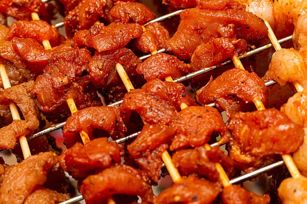 Fleischstücke Die Mit Gewürzen Bestreut Sind Werden Feuer Auf Holzspießen — Stockfoto