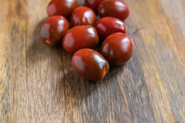 토마토검은 라코타 바탕의 접지면 토마토 — 스톡 사진
