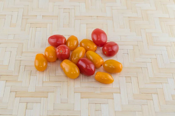 Conjunto Tomates Rojos Amarillos Espolvoreado Sobre Una Superficie Madera —  Fotos de Stock