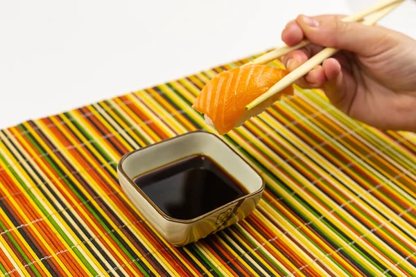 Sushi Nigiri Mit Frischem Lachs Über Sojasauce Auf Bambusmatte — Stockfoto