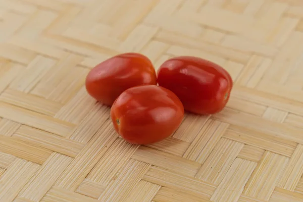 Três Tomates Vermelhos Close Fundo Madeira Leve — Fotografia de Stock
