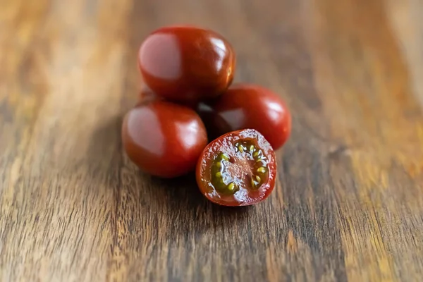 濃い赤茶色のトマトと野菜全体を木の背景に — ストック写真