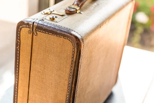 Bézs Vintage Bőrönd Közelkép Vízszintesen Összpontosít Előtérben — Stock Fotó