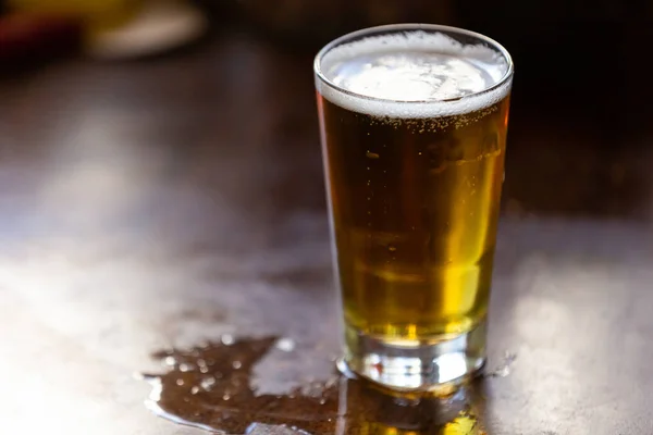 Bier Een Glas Staat Een Bar Met Kopieerruimte — Stockfoto