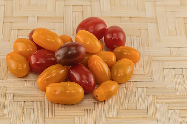 Pila Tomates Amarillos Rojos Sobre Fondo Madera —  Fotos de Stock