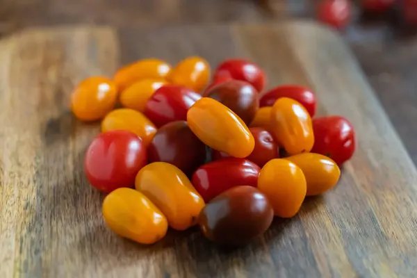 Tomates Cherry Diferentes Variedades Kumata Amarillo Rojo Negro Sobre Fondo —  Fotos de Stock