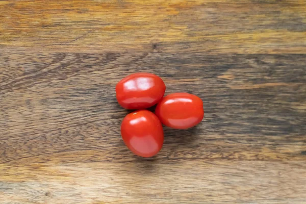 Tomate Cereja Vermelho Três Legumes Fundo Madeira — Fotografia de Stock