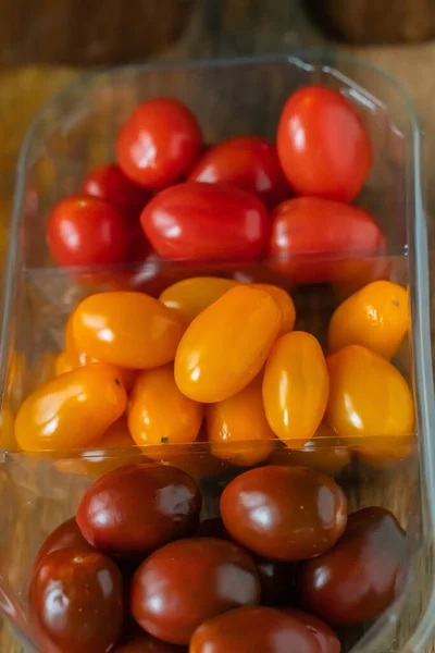 Juego Tomates Cherry Rojos Amarillos Negros Sobre Fondo Madera —  Fotos de Stock