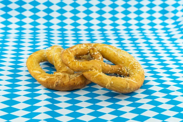 Delicious Two Delicious Beer Pretzel White Blue Rhombus Pattern — Stock Photo, Image