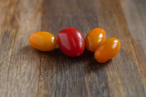 Quatro Tomates Cereja Amarelos Vermelhos Close Fundo Madeira — Fotografia de Stock