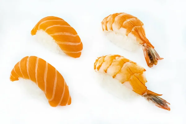 Sushi Con Camarones Frescos Salmón Nigiri Sobre Fondo Aislado — Foto de Stock