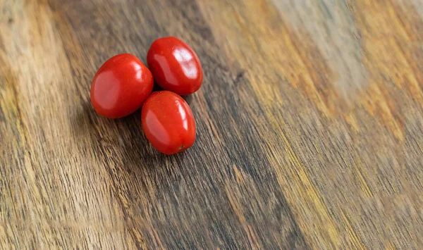 Rojo Cereza Tres Tomates Sobre Fondo Madera Primer Plano Conjunto —  Fotos de Stock