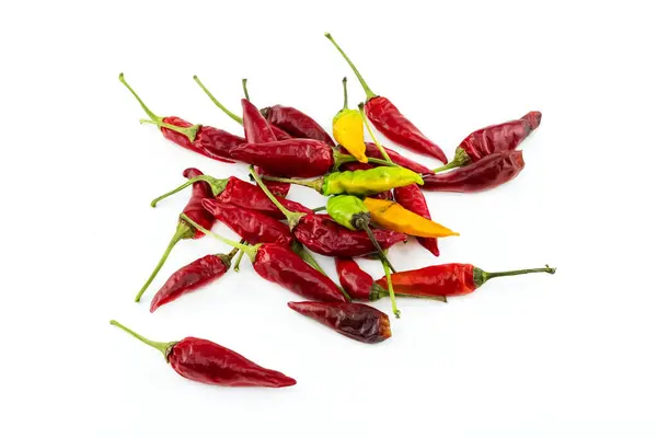 Saupoudrer Piments Rouges Éparpillés Sur Fond Blanc — Photo