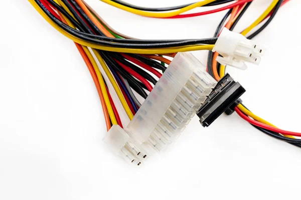 Beyaz Arkaplandaki Çok Renkli Bilgisayar Kabloları — Stok fotoğraf