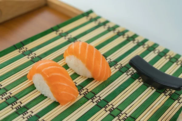 Para Sushi Łososiem Sashimi Zielonej Beżowej Macie Bambusowej — Zdjęcie stockowe