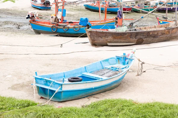 Blauwe Boot Zandkust Achtergrond Van Vissersboten — Stockfoto
