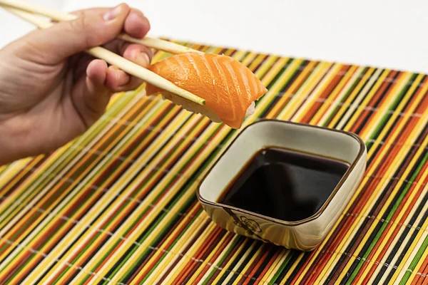 Sushi Łososia Świeżego Nigiri Nad Misą Sosu Sojowego Sojowego — Zdjęcie stockowe