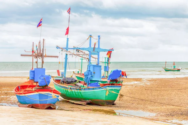 Twee Vissersboten Staan Een Ondiep Laagwater Van Oceaan Met Thaise — Stockfoto