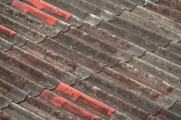 Stary Zardzewiały Dach Budynku Pomarańczowym Łuszczącym Się Tłem Farby — Zdjęcie stockowe
