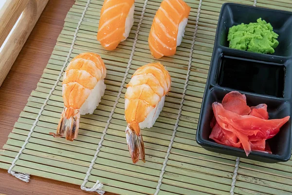 Set Aus Frischem Sushi Lachs Und Garnelen Ingwer Und Wasabi — Stockfoto