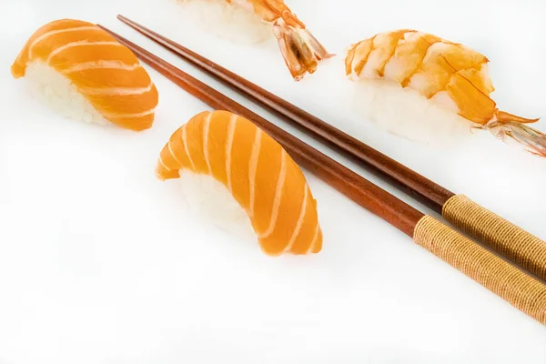 Frisches Sushi Mit Lachs Und Shrimp Nigiri Und Bambusstäbchen Auf — Stockfoto