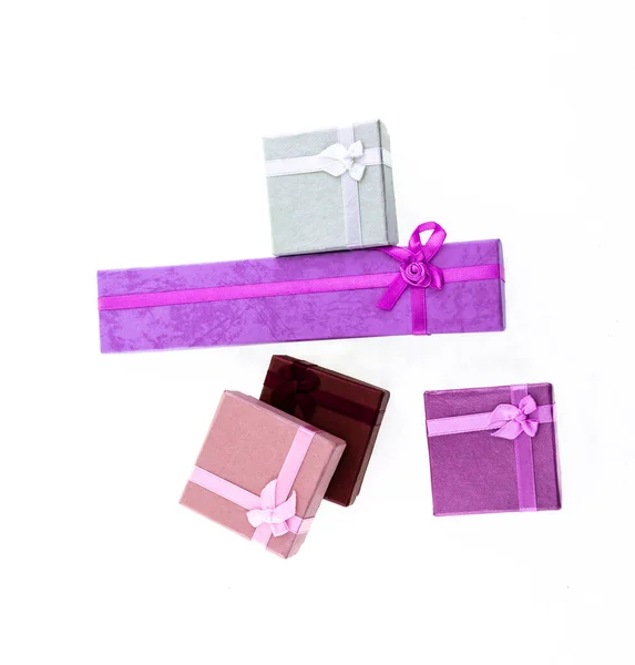 一套粉红色和淡紫色礼品盒Yf Tkjv在孤立的背景音乐节庆装饰 — 图库照片