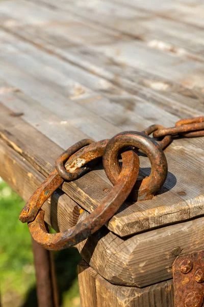 Rostig Kedja Ring Kanten Trä Gammalt Stål Närbild — Stockfoto