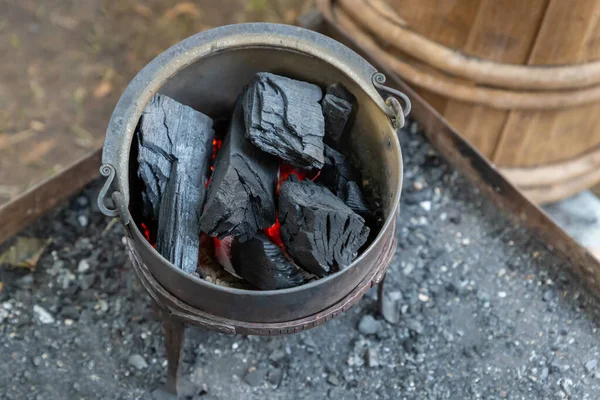 Kovanın Üstünde Şömineyi Yakmak Için Yanan Kömürler — Stok fotoğraf