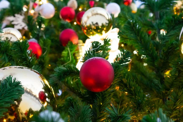 Geschmückter Baum Weihnachtsdekor Kugel Rot Und Gold Und Girlande — Stockfoto