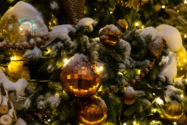 Weihnachtsdekor Facettenreiches Dunkles Kugelspielzeug Mit Schnee Nahaufnahme Auf Einem Hintergrund — Stockfoto