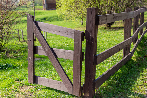 деревянные ворота вход в ферму, открытые деревянные ворота