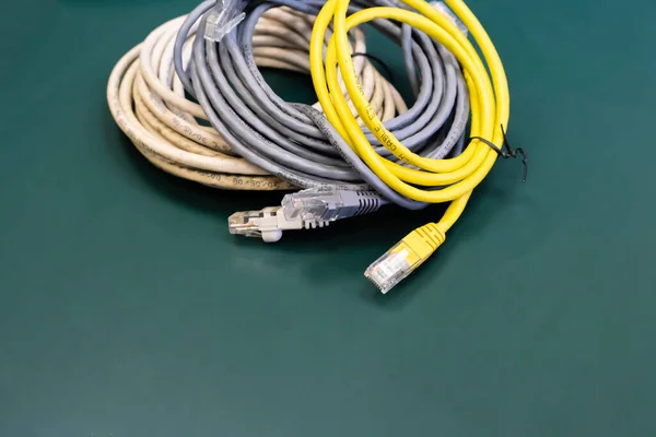 Tres Cables Rj45 Para Router Gris Amarillo Sobre Fondo Verde — Foto de Stock