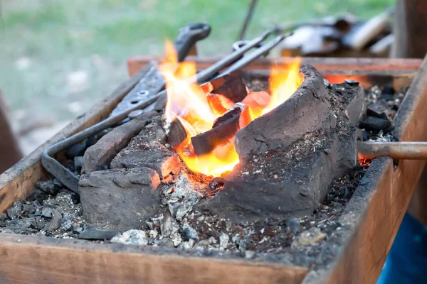 伝統的な武器の生産を終わらせるために火を焚いて鍛造 — ストック写真