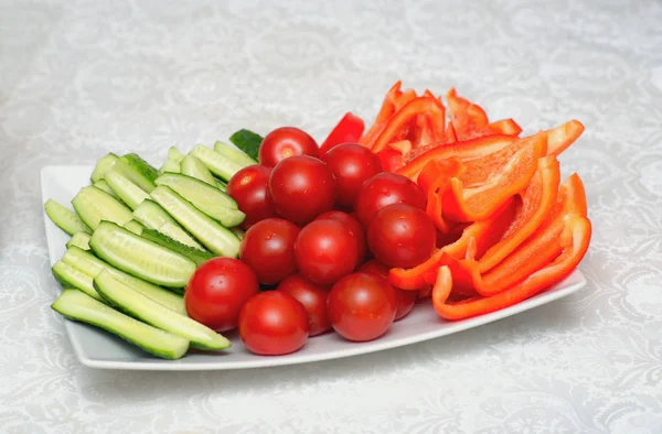 Тарілка з овочами на столі — стокове фото