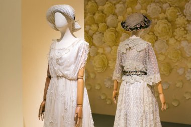 vintage elbiseli kadın manken