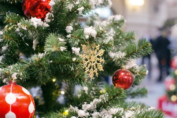 Tatil ağaç üzerinde altın kar tanesi