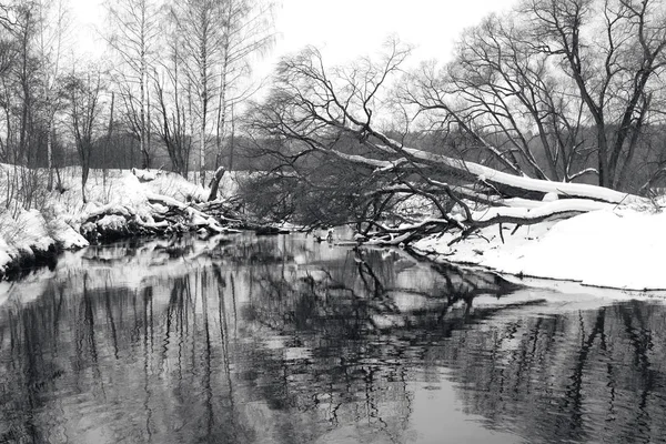 Odblokowanej rzeki w zimie — Zdjęcie stockowe