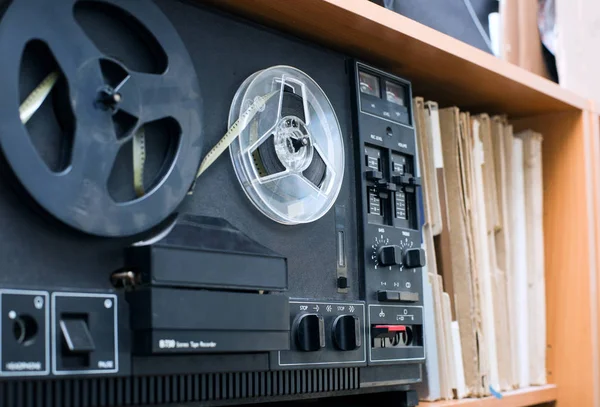 reel-to-reel tape recorder