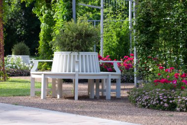 Bahçedeki bahçe tezgahı