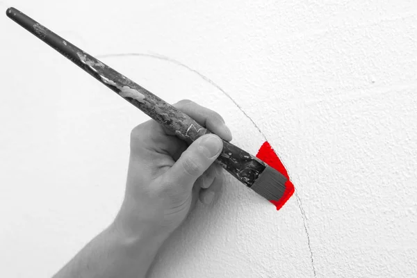 Primer Plano Una Artista Femenina Dibuja Una Pared Con Una —  Fotos de Stock