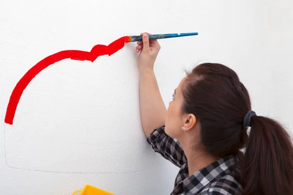 Joven Artista Cabello Oscuro Con Camisa Cuadros Dibuja Una Pared —  Fotos de Stock