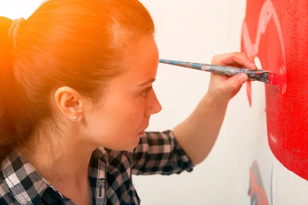 Jovem Artista Feminina Cabelos Escuros Camisa Xadrez Desenha Uma Parede — Fotografia de Stock