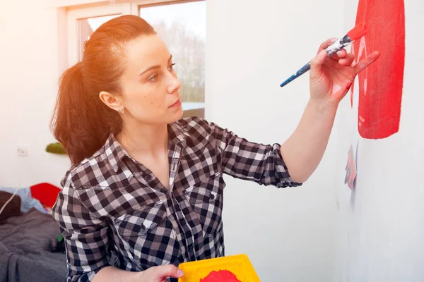 Jovem Artista Feminina Cabelos Escuros Camisa Xadrez Desenha Uma Parede — Fotografia de Stock