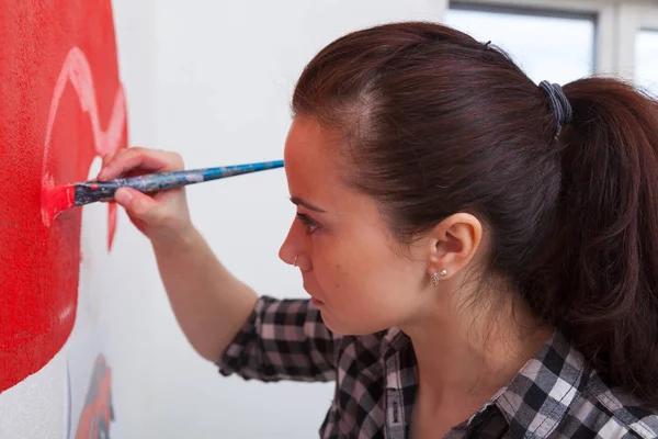 Jovem Artista Feminina Cabelos Escuros Camisa Xadrez Desenha Uma Parede — Fotografia de Stock