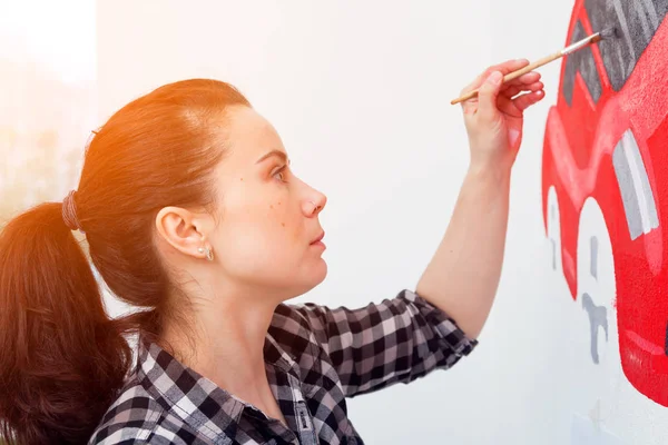 Jovem Pintor Menino Mãe Desenha Para Uma Criança Uma Parede — Fotografia de Stock