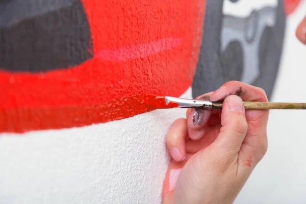 Zbliżenie Artystki Czarno Białą Koszulę Rysuje Czerwony Samochód Ścianie Ołówkiem — Zdjęcie stockowe