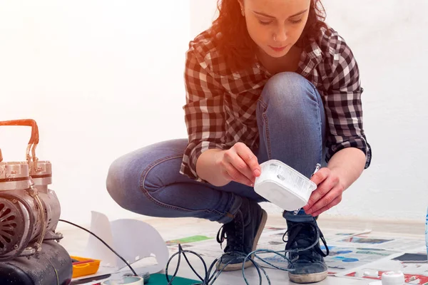 Primer Plano Una Mujer Artista Jeans Limpia Prepara Aerógrafo Para —  Fotos de Stock