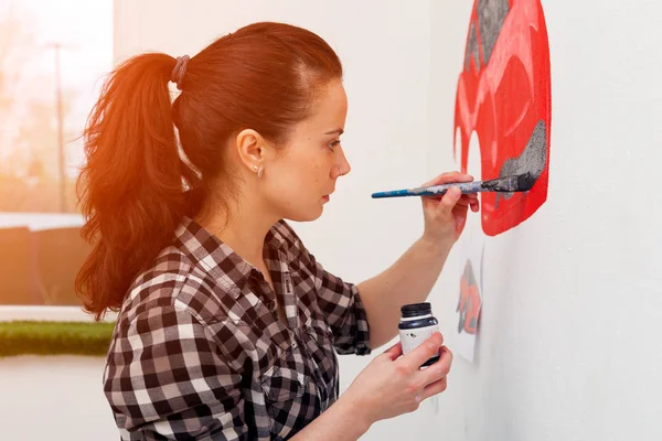 Joven Mujer Pintor Madre Niño Dibuja Para Niño Una Pared —  Fotos de Stock