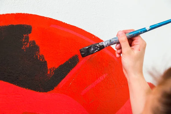 Bir Kadın Sanatçı Close Bir Duvar Ile Büyük Bir Ahşap — Stok fotoğraf